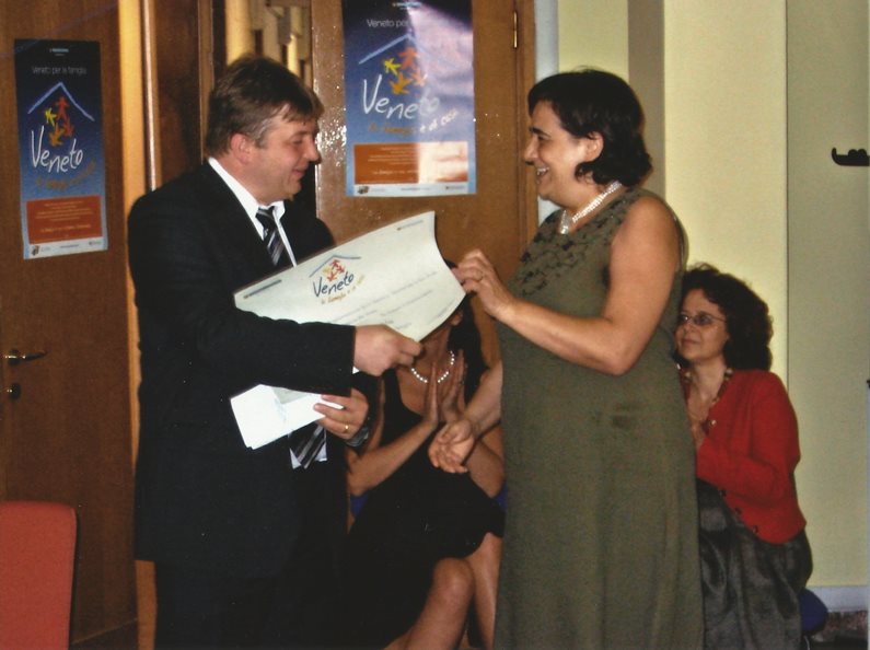 Assessore Valdegamberi consegna il premio Veneto per la Famiglia alla Dott.sa Chiaramonte